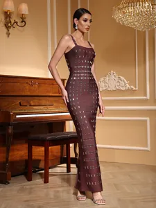 Elegante vestido maxi bandage marrón con adornos de cuentas plateadas en un interior clásico