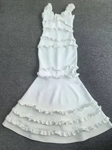 Vue détaillée d'une robe de soirée sirène blanche avec des volants et un tissu bandage