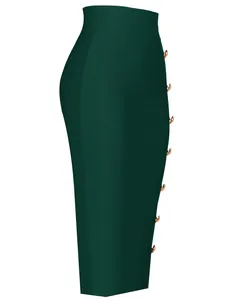Dettaglio laterale di una gonna a fascia verde scuro con eleganti accenti in oro