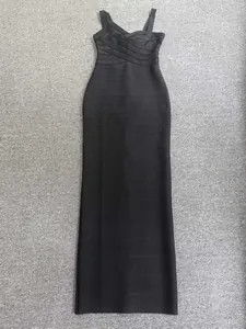 Détail d'une robe longue bandage noire moulante avec encolure croisée.