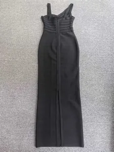 Vue détaillée d'une robe de soirée longue noire à bandages avec fermeture éclair au dos.