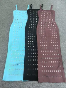 Vista detallada de tres vestidos bandage con pedrería rectangular brillante y abertura trasera
