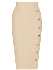Dettaglio di gonna a matita bandage beige con bottoni metallici decorativi in rilievo