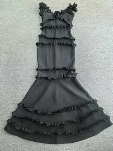 Vue détaillée d'une robe de soirée sirène noire à volants avec décoration de rose