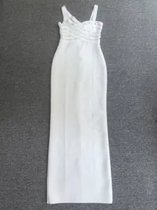 Vue à plat détaillée d'une robe bandage blanche longue avec encolure croisée