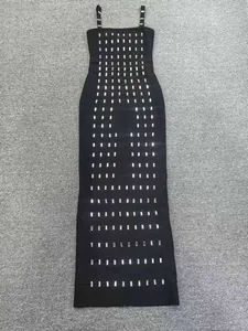Vista detallada de un vestido largo bandage negro con adornos de tachuelas rectangulares plata
