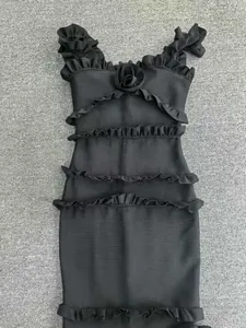 Vue détaillée d'une robe de soirée noire à volants avec fleur en 3D