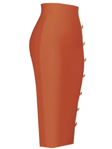 Profilo laterale di un'elegante gonna a tubino bandage arancione con bottoni dorati