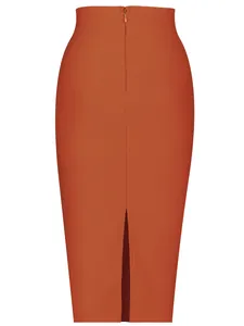 Dettaglio del retro di una gonna bandage arancione con zip e spacco posteriore.