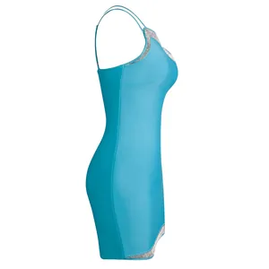 Vista laterale del vestito bandage turchese con bordo in strass argento scintillanti