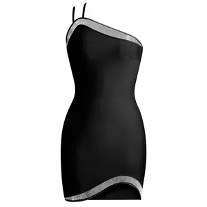 Dettaglio di un vestito a bende nero monospalla con rifiniture in strass argentati