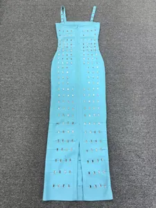 Detalle de vestido largo bandage azul claro con adornos de pedrería brillante.
