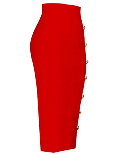 Dettaglio di una gonna midi bandage rossa aderente con eleganti bottoni dorati