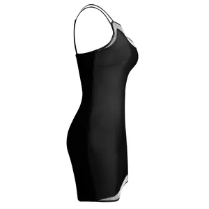 Vista laterale di un elegante tubino nero bandage con rifiniture in strass argentati