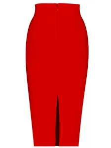 Vista posteriore di elegante gonna a tubino rossa con cerniera invisibile e spacco