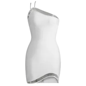 Dettaglio di abito a fascia bianco monospalla con eleganti bordi in strass lucidi