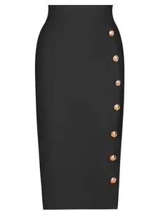 Dettaglio ravvicinato di una gonna a matita nera con eleganti bottoni dorati decorativi.