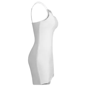 Profilo laterale di un abito a fascia bianco aderente con bordi in strass brillanti.