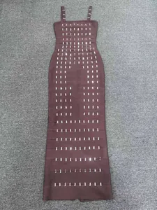 Vista detallada de vestido bandage burdeos con adornos de cuentas plateadas y tirantes