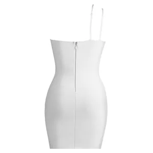 Vista posteriore di un abito a fascia bianco monospalla con dettaglio zip posteriore