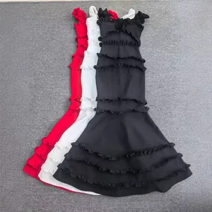 Robe de soirée sirène élégante avec volants, encolure carrée et silhouette ajustée