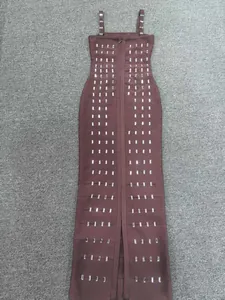 Vista detallada de un elegante vestido bandage burdeos con adornos de cuentas plateadas