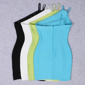 Dettaglio di mini abiti sexy monospalla in tessuto bandage nei colori nero, bianco e blu