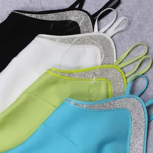 Dettaglio dei colori del vestito bandage con finiture in strass luccicanti sullo scollo