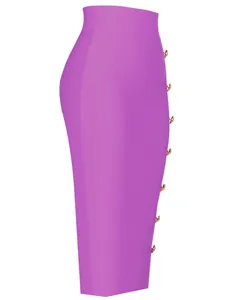 Dettaglio dei bottoni dorati decorativi su una gonna a matita bandage di colore magenta.