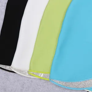 Dettaglio ravvicinato di tessuto bandage a coste multicolore con bordo in strass argento