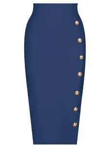 Dettaglio di gonna a matita bandage blu navy con bottoni metallici dorati