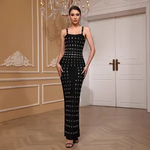 Elegante vestido largo bandage negro ajustado con adornos de cuentas de plata y tirantes
