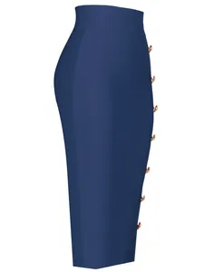 Dettaglio profilo laterale di una gonna bandage blu navy con bottoni dorati decorativi