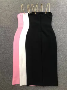 Anansicht von schwarzen, weißen und rosa Bodycon-Kleidern mit goldenen Kettenrägern