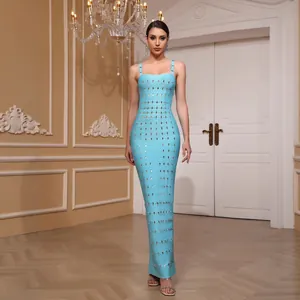 Elegante vestido largo bandage azul claro con escote cuadrado y adornos de cuentas plateadas