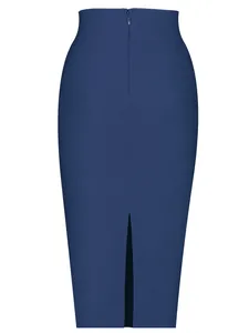 Dettaglio dello spacco posteriore e della zip invisibile di una gonna a fascia blu notte