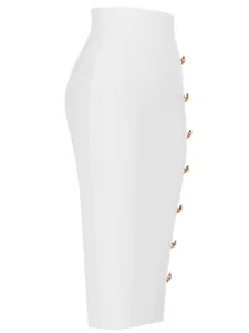Vista laterale di gonna midi bandage bianca con bottoni dorati decorativi sul lato