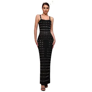 Elegante vestido bandage negro ajustado con detalles de tachuelas plateadas y tirantes.