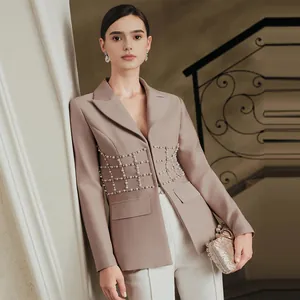 Giacca blazer beige elegante da donna con decorazioni chic di perle e strass in vita