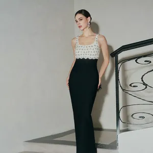 Detail eines eleganten schwarzen Bandage-Abendkleids mit Perlen- und Strassbesatz