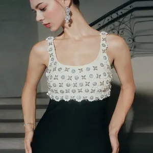 Detailansicht der eleganten Blumenapplikationen und Strasssteine am Bandagen-Abendkleid