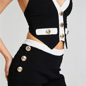 Detail van tweedelige bandageset met goudkleurige leeuwenkopknopen en contrasterende bies