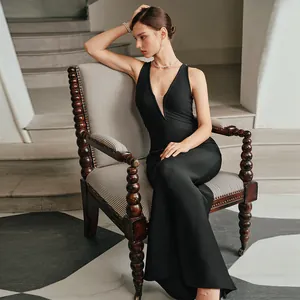 Elegantes schwarzes Abendkleid mit tiefem V-Ausschnitt, langes Bandage-Kleid auf Stuhl