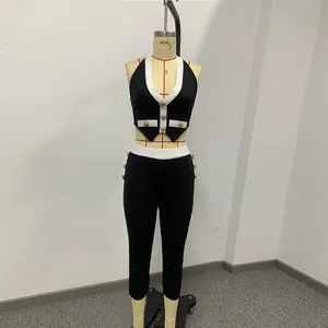 Detailweergave van zwart-wit bandage gebreid setje voor dames met gouden knopen