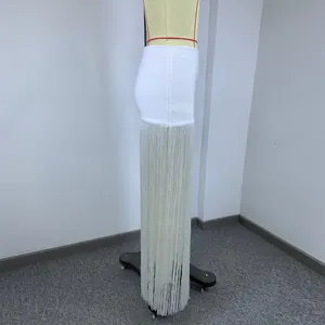 Πλευρική όψη λευκής ψηλόμεσης φούστας bandage με κρόσσια σε δοκιμαστικό μανεκέν