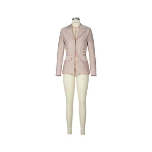 Vista frontale del blazer rosa cipria con decorazioni di perle in vita