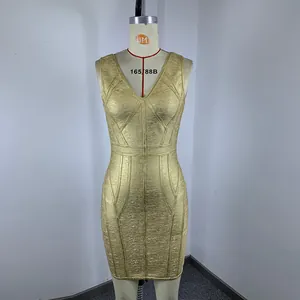 Detailopname van een gouden metalen bandage mini-jurk met V-hals en mouwloos design