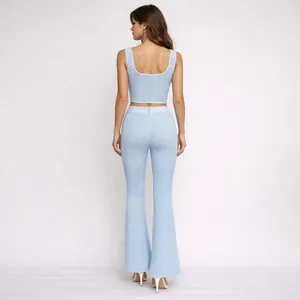 Hellblaues zweiteiliges Set mit Wellentextur Rückansicht von Crop Top und Schlaghose