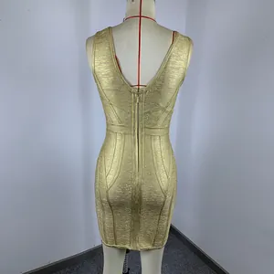 Achteraanzicht van een goudkleurige mouwloze bandagejurk met een ritssluiting.