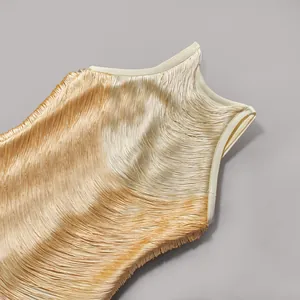 Nahaufnahme der eleganten Champagner-Gold-Fransen an einem Abendkleid